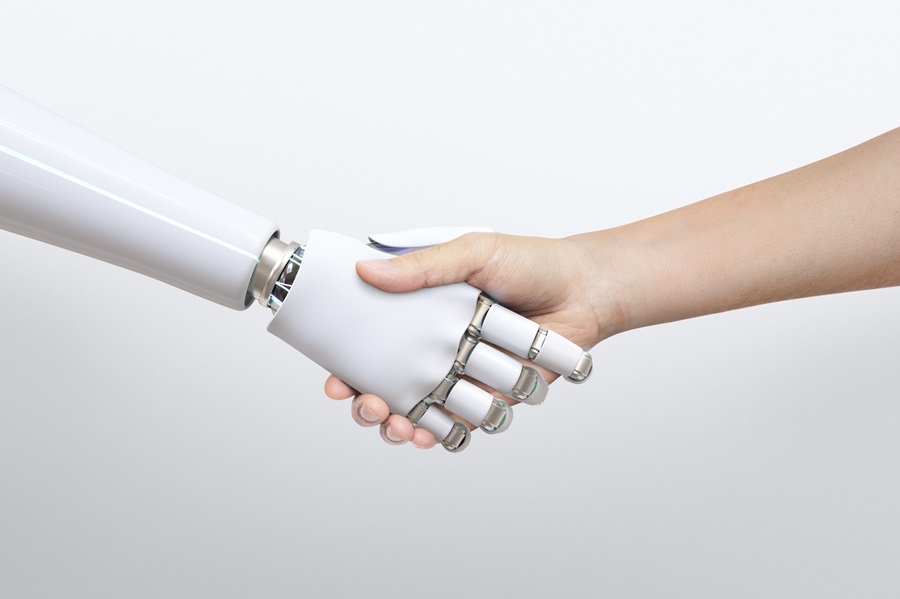stretta di mano tra robot e umano